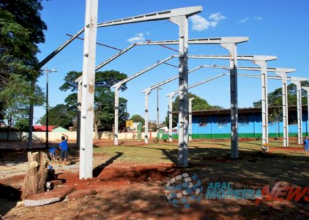 Comunidade escolar comemora inicio da cobertura de quadra das escolas estaduais