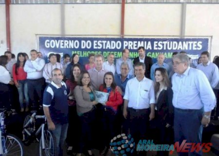 Edson de David participa de entrega de prêmios para alunos destaques