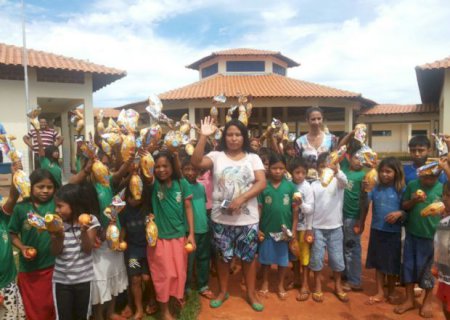 Prefeitura de Aral Moreira entrega ovos de chocolate aos alunos da rede municipal de ensino