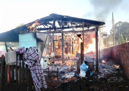 Incêndio destrói residência no Bairro Previsul em Aral Moreira