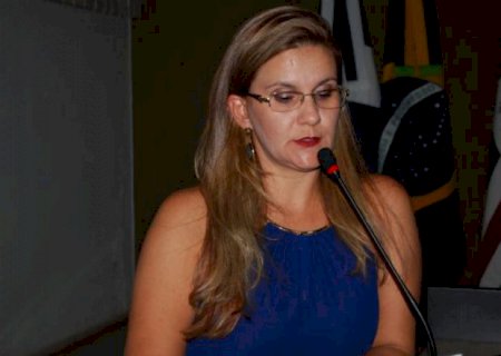 Valdirene Soligo cobra entrega de uniformes escolares na rede municipal de ensino