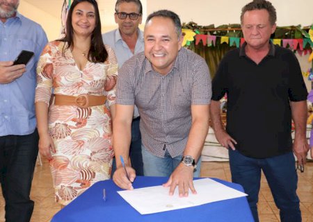 Prefeito Alexandrino Garcia da ordem de serviço para construção do Espaço Conviver