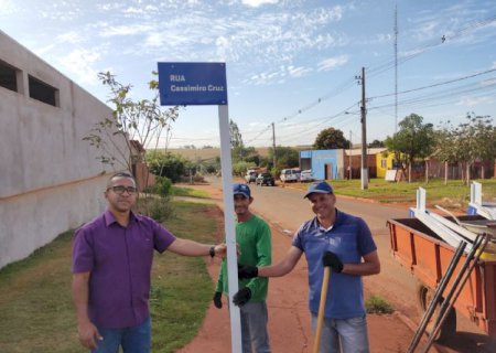 Prefeitura de Aral Moreira realiza instalação de placas de identificação nas ruas do bairro Ipê