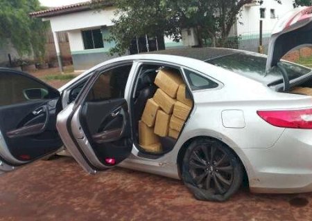 Motorista lota carro com 810 kg de maconha, mas abandona carga em planta&ccedil;&atilde;o