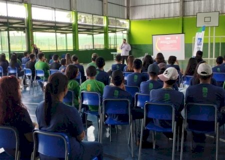 Cigarro eletrônico: SES alerta sobre riscos em palestra para alunos e professores de Caracol
