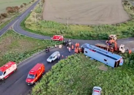 Com 50 pessoas, ônibus tomba e deixa dez mortos na MG-223
