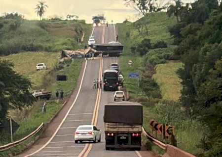Bitrem tomba e interdita parcialmente a rodovia MS-156 entre Amambai e Caarapó